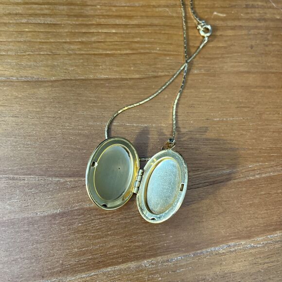 Vintage Jewelry Gold Tone Oval Monogrammed Polished Picture Locket Necklace 24” - Picture 3 of 6